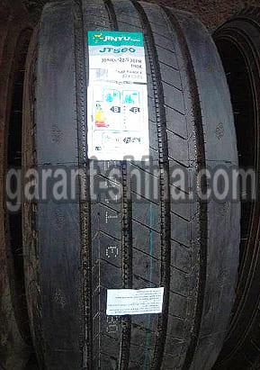 Jinyu JT560 (руль/прицеп) 385/65 R22.5 160K 20PR - Фото протектора с этикеткой вблизи